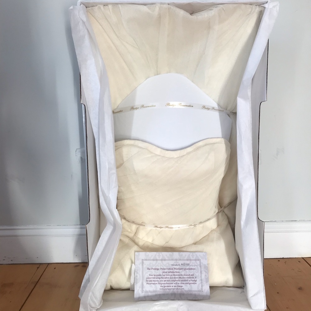 Vera Wang Wedding Dress - Picture 7 of 7